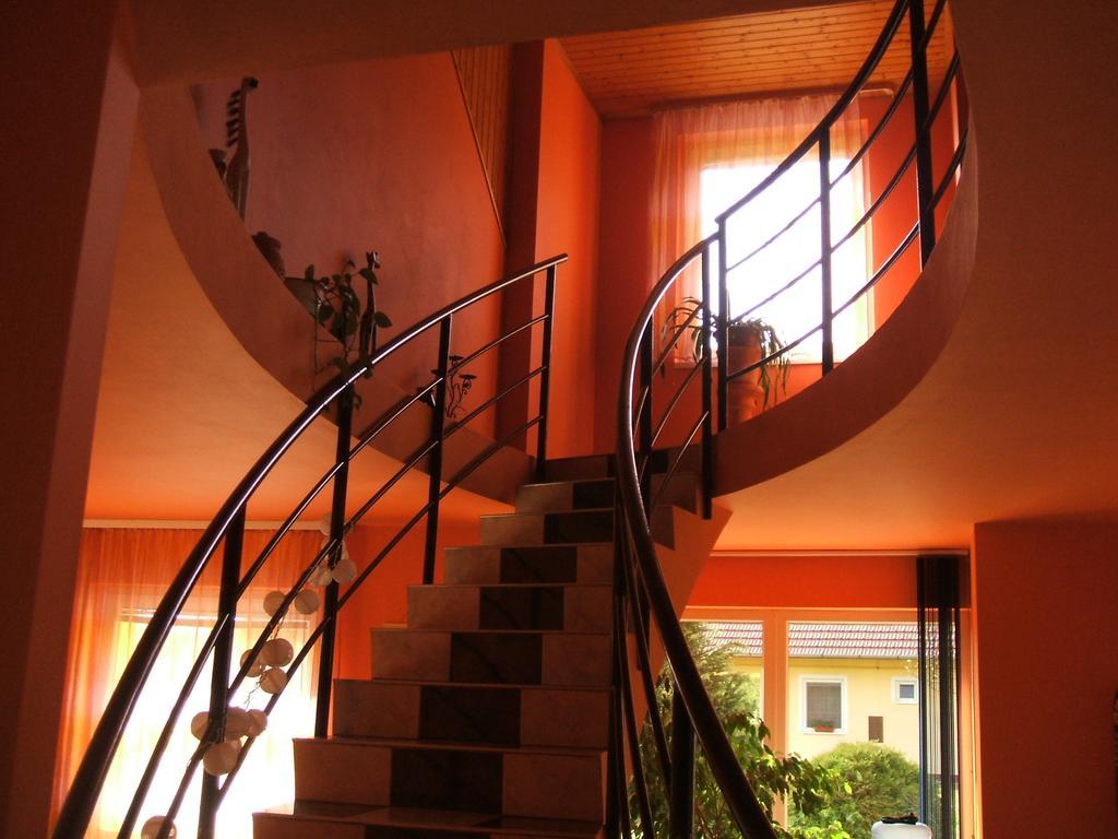 To Vendeghaz Hotell Debrecen Exteriör bild