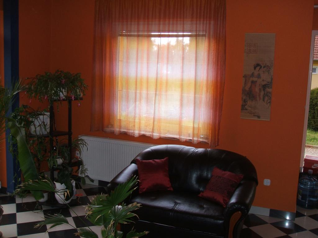 To Vendeghaz Hotell Debrecen Exteriör bild